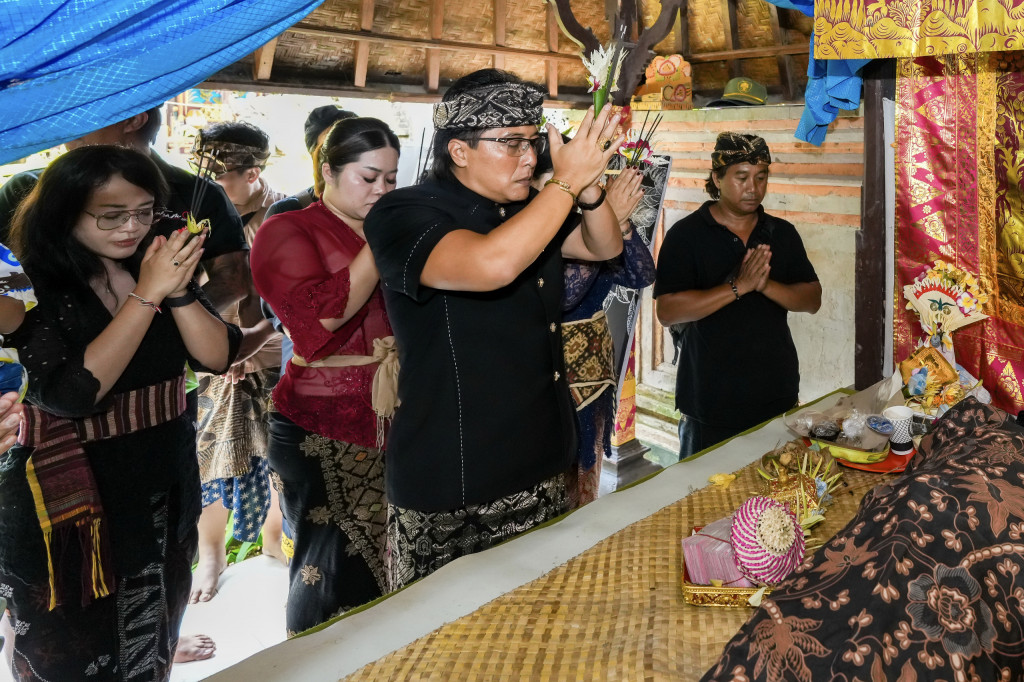 Bupati Giri Prasta Melayat Ke Rumah (Alm) Ngakan Arimbawa di Desa Pejeng Kawan, Gianyar